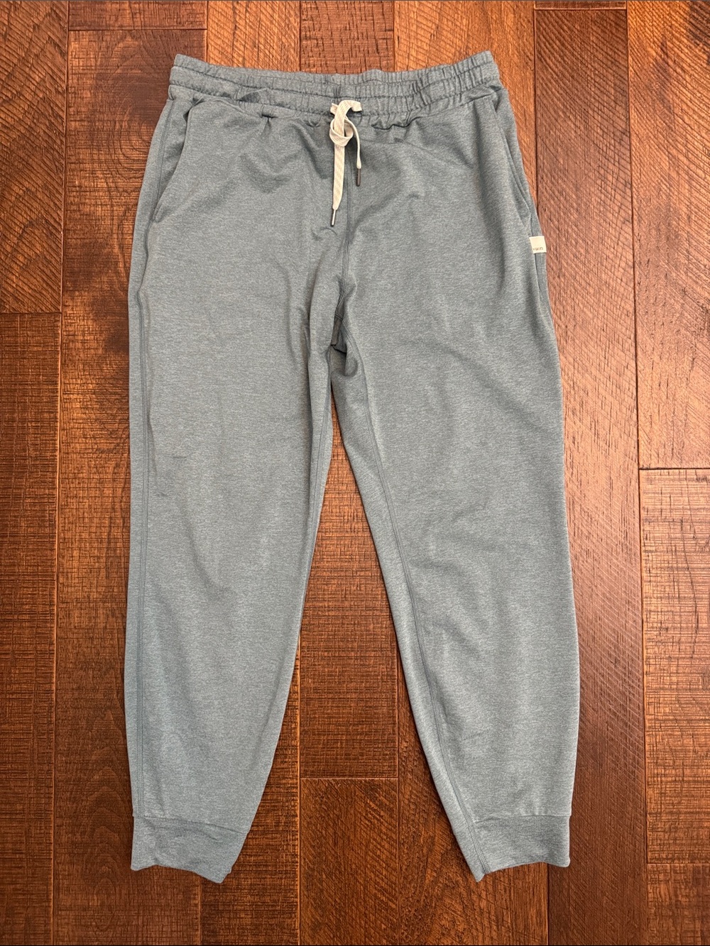 Vuori Perforamce Jogger in Grey